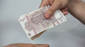 Două persoane au predat poliției banii primiți pentru a vota la alegeri un anumit partid